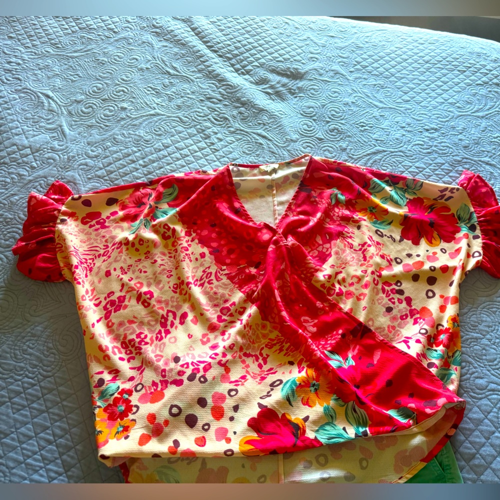 UMGEE Floral Top. Great condition Size Small